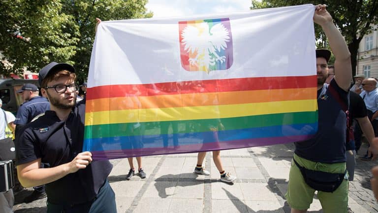 Prokuratura wszczęła śledztwo w sprawie sprofanowania polskiego godła przez środowiska LGBT