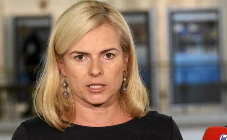 Joanna Schmidt przemyciła w bagażniku samochodu dwie osoby na teren sejmu
