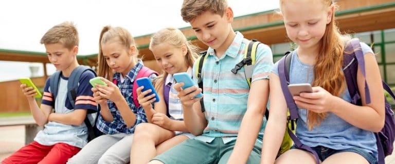 Francja zakazała używania smartfonów na terenie szkół