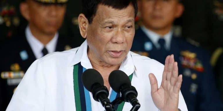 Znany z swych kontrowersyjnych i stanowczych działań prezydent Filipin Rdrigo Duterte kpi z chrześcijan