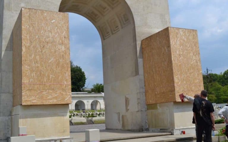 We Lwowie na Cmentarzu Orląt Lwowskich zatrzymano Polaka, który usiłował odsłonić polski pomnik zasłonięty przez ukraińskie władze