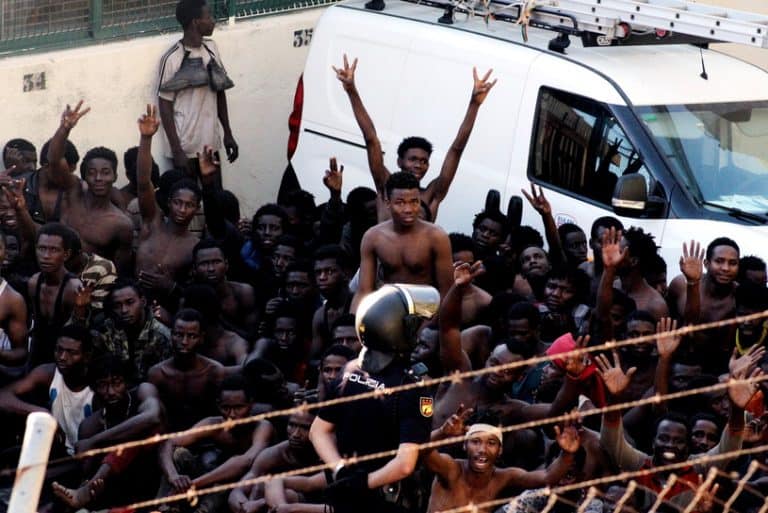 Nielegalni imigranci sforsowali granicę w Ceucie i wdarli się do Hiszpanii