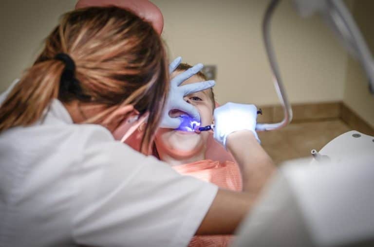 305 zarzutów dla dentystki z Raciborza – chodzi o wyłudzenia na kwotę 17 tys. zł