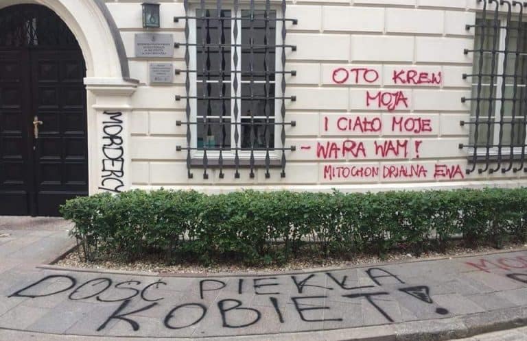 Abp Hoser o obrzydliwym akcie wandalizmu, do którego doszło w trzech miejscach Warszawy