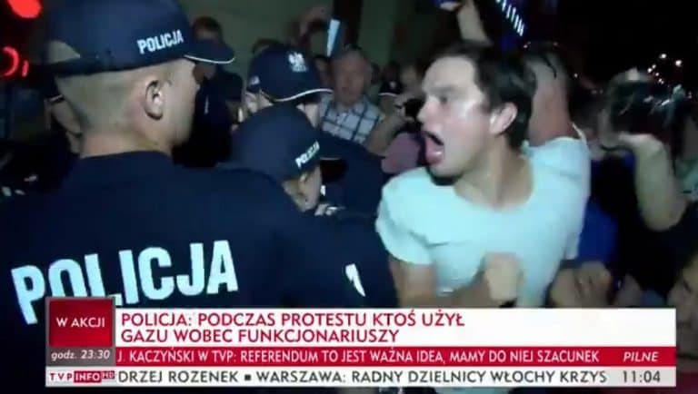 Kto rozpylił gaz podczas zadymy pod Pałacem Prezydenckim?