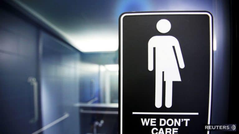 Szkoła w USA zamyka łazienkę dla transgenderowych uczniów po tym, jak doszło w niej do gwałtu