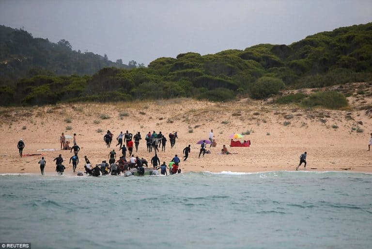 Desant migrantów na hiszpańskiej plaży nudystów /film i zdjęcia/