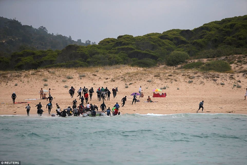 Desant migrantów na hiszpańskiej plaży nudystów /film i zdjęcia/
