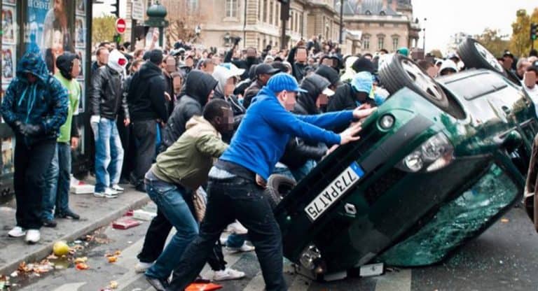 Po zwycięskim finale z Chorwacją świętujący „Francuzi” mogli za darmo zaopatrzyć się nawet w motocykle
