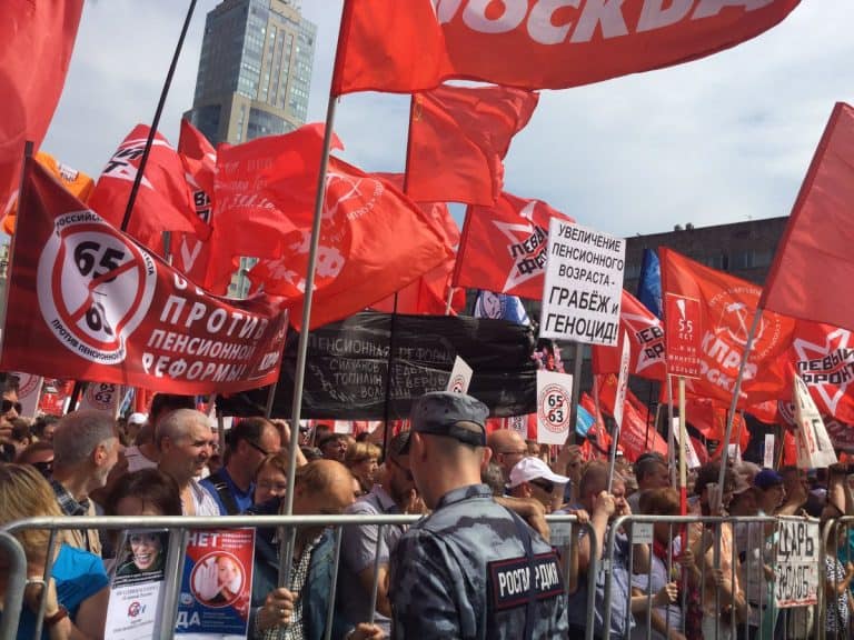 Tysiące Rosjan wyszły na ulice, protestując przeciwko podwyższeniu wieku emerytalnego.