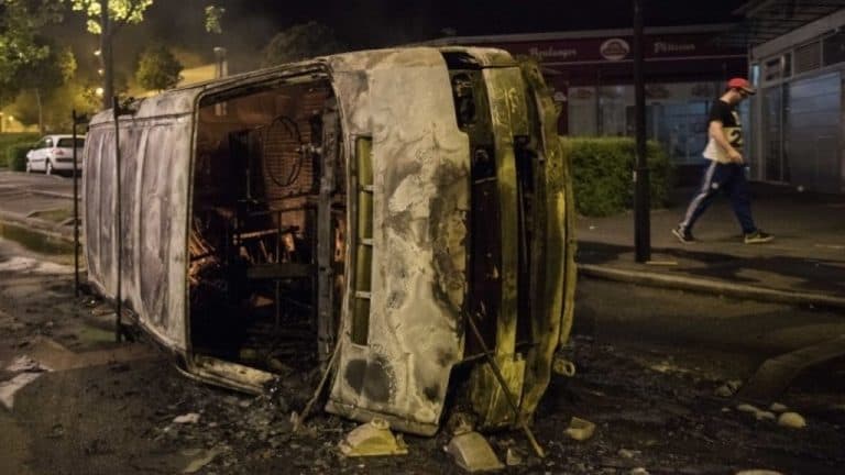 Nantes po nocnych zamieszkach – 40 spalonych samochodów, kilkanaście spalonych sklepów /filmy, zdjęcia/