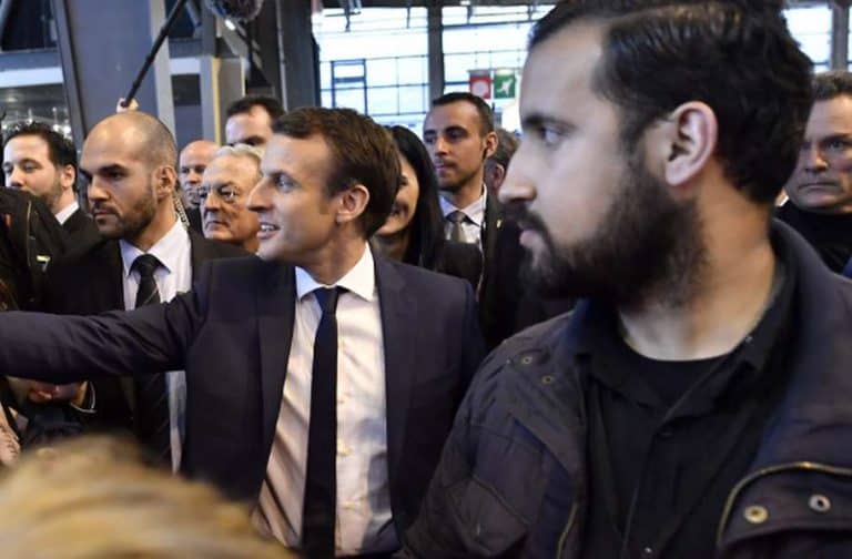 Zwolniony z pracy ochroniarz Macrona był jego kochankiem? Macron zaprzecza