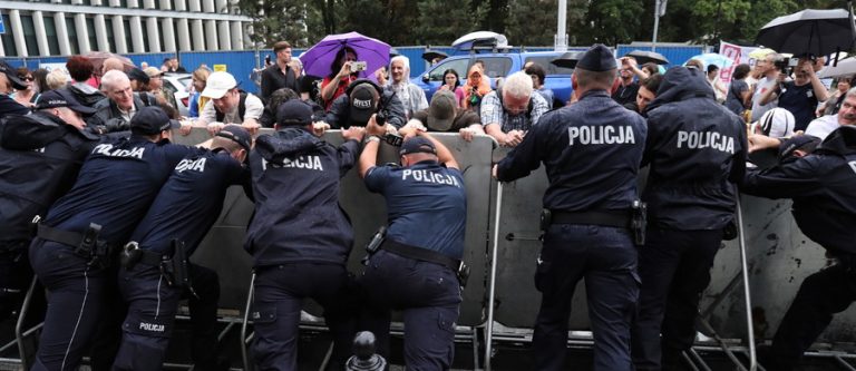 Na antenie TVN24 wzywano policjantów do buntu