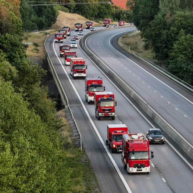 Polscy strażacy w Szwecji budują linię obrony przed ogniem