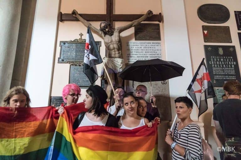 Bronią sądów, profanują kościoły – kim są ludzie, którzy robią ostatnie zadymy?