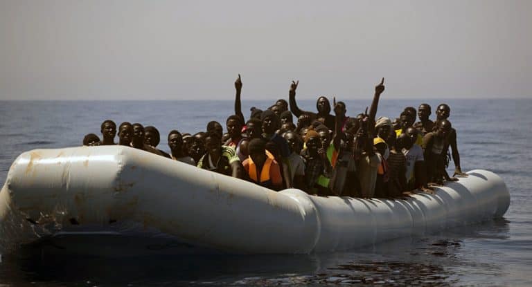 Tak wygląda inwazja – do hiszpańskiego wybrzeża dobijają coraz to nowe pontony z migrantami