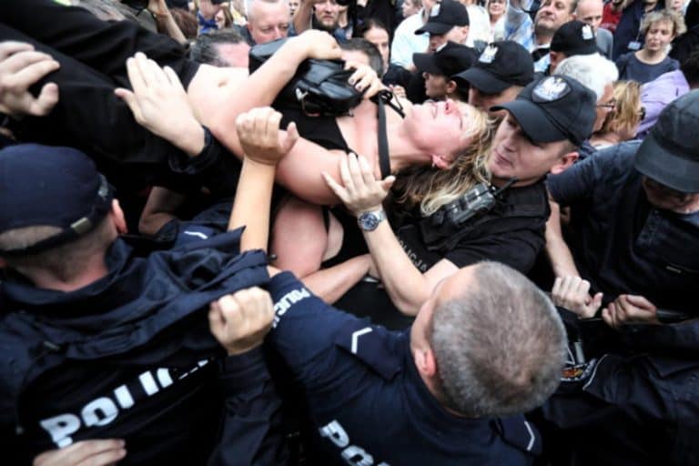 Rozróba „totalsów” pod sejmem – dwóch policjantów rannych, zatrzymano cztery osoby