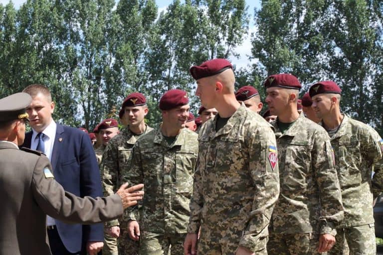 Ukraińska hucpa w Sahryniu z udziałem Poroszenki i kompanii reprezentacyjnej wojsk ukraińskich