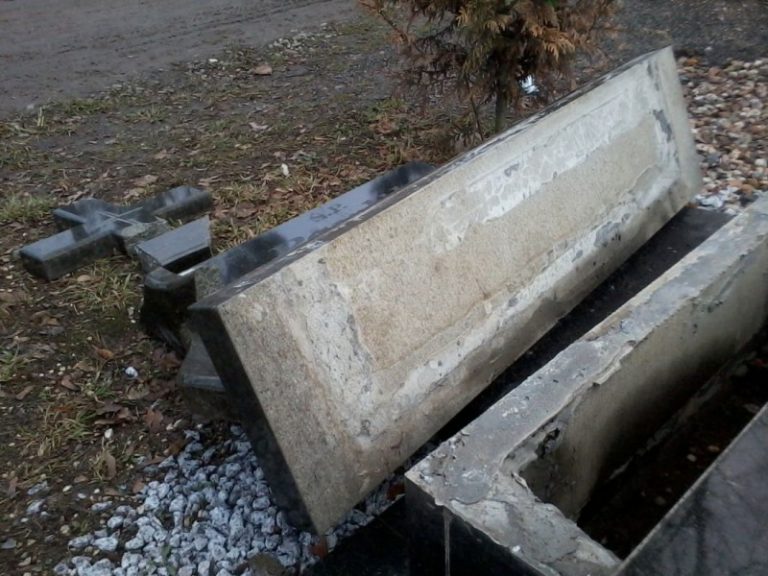 We Lwowie grabione są groby polskich żołnierzy