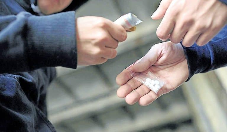 W Łodzi policjanci zatrzymali pierwszych po znowelizowaniu ustawy handlarzy dopalaczami
