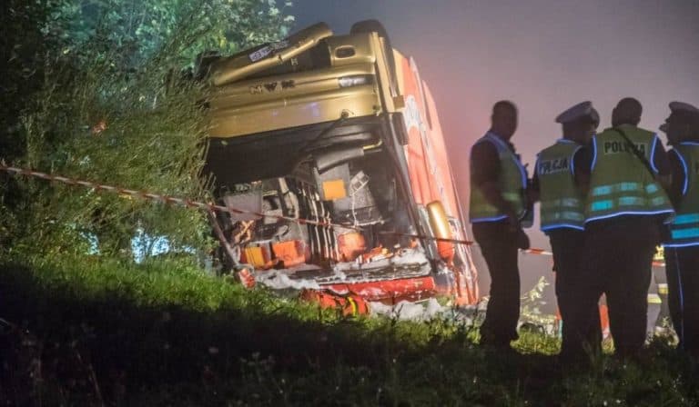 Na Podkarpaciu autokar spadł ze skarpy, trzy osoby nie żyją