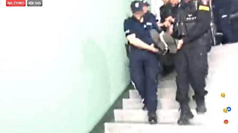 Policjanci uprzątnęli siedzibę KRS z awanturujących się w niej bojówkarzy