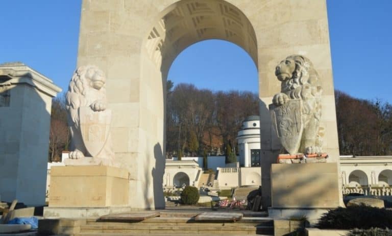 Banderowski polityk domaga się usunięcia słynnych posągów lwów z Cmentarza Orląt Lwowskich