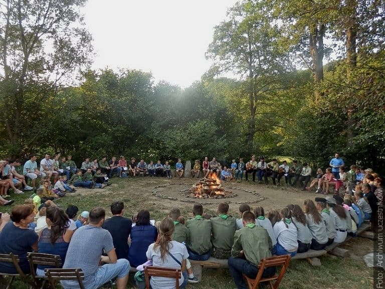 Harcerze i zuchy z Cierlicka na Zaolziu śpiewali wraz z rodzicami przy obozowym ognisku