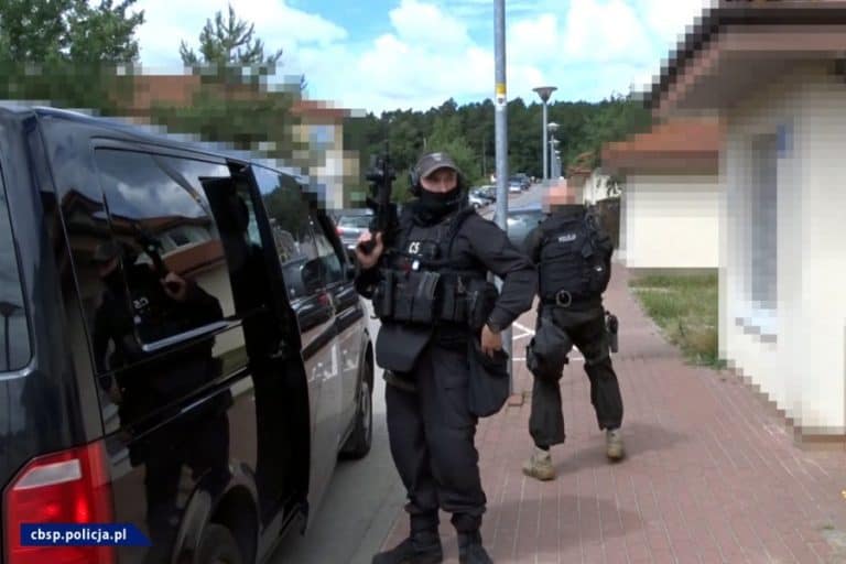 Legalne papierosy na czarnym rynku – rozbito międzynarodową grupę przestępczą