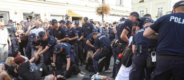 Lewaccy bojówkarze próbowali zablokować Marsz Zwycięstwa Rzeczypospolitej