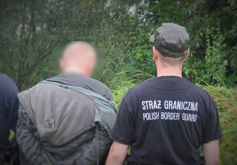 Przemycał ludzi przez granicę, na widok patrolu Straży Granicznej ukrył się w rzece