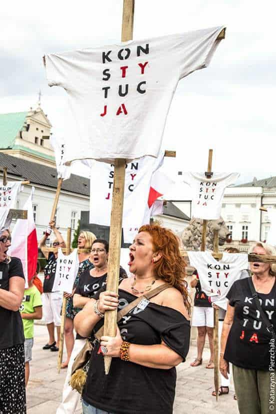 Znana ze wszczynania burd i awantur „Ruda z KOD” będzie skarżyć kobietę, która dała jej z liścia