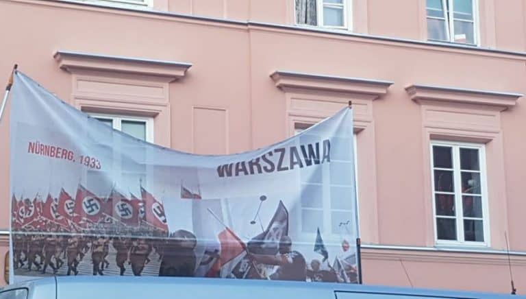 Obywatele RP z nazistowskim transparentem na obchodach rocznicy wybuchu Powstania Warszawskiego
