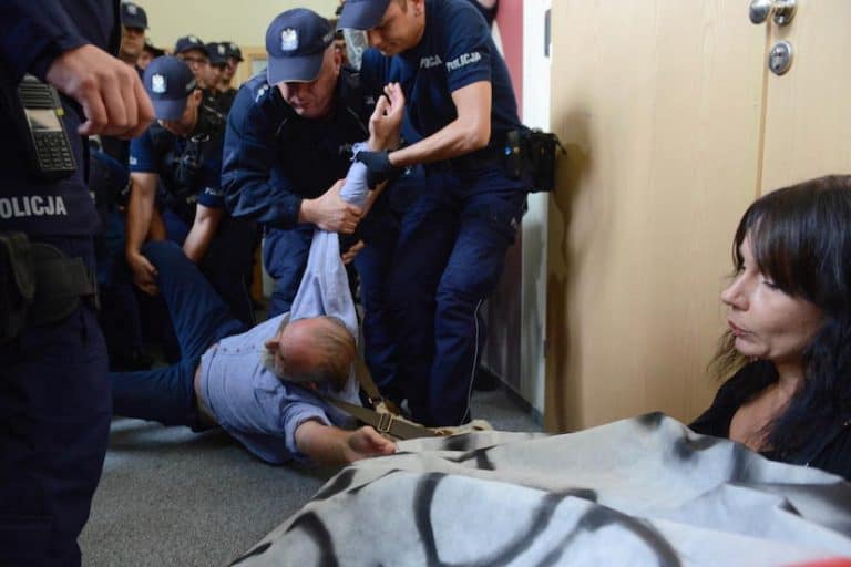 Rafał Trzaskowski oburzony wyniesieniem przez policję zadymiarzy okupujących siedzibę KRS