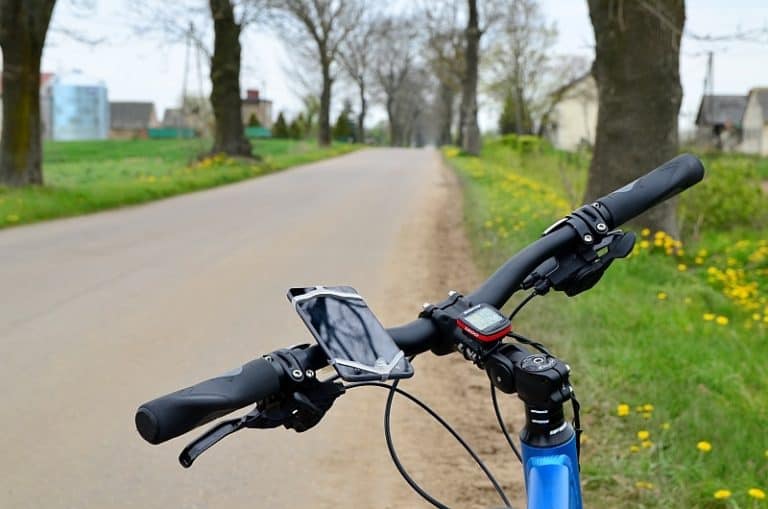 Holandia zakazuje korzystania z telefonów w czasie jazdy na rowerze