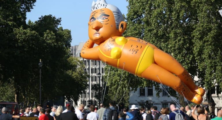 W Londynie zwolennicy Donalda Trumpa wypuścili w powietrze balon szydzący z burmistrza Sadiqa Khana