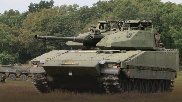 Huta Stalowa Wola pokaże Borsuka i Kraba na targach w Kielcach