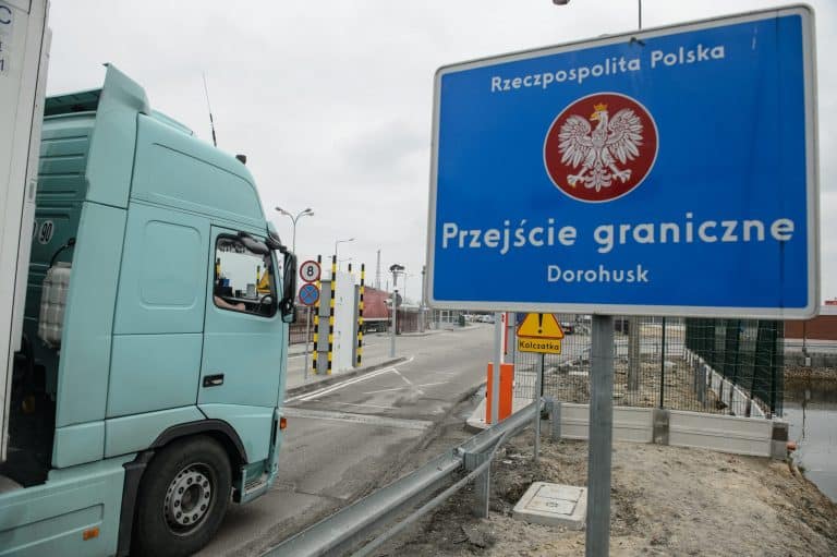 Straż Graniczna zatrzymała ukraińskiego kierowcę z banderowską flagą. Co zrobiła prokuratura?