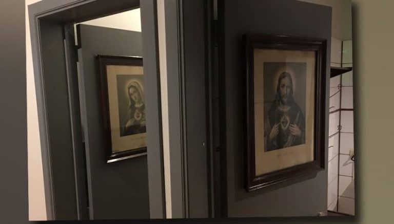 Oto przejaw „otwartości i tolerancji” – Jezus i Maryja na drzwiach do toalety