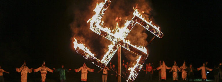Parlament Europejski chce zakazania działalności grup „neonazistowskich”