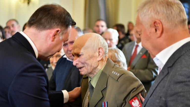 Prezydent Andrzej Duda wręczył kombatantowi AK Franciszkowi Jakowczykowi Akt Nadania Obywatelstwa Rzeczypospolitej Polskiej