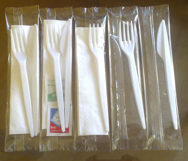 Parlament Europejski zakazał sprzedaży plastikowych sztućców, słomek i talerzy…
