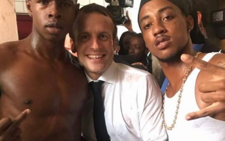 Okazuje się, że prezydent Macron lubi pozować do zdjęć z półnagimi czarnymi mężczyznami…