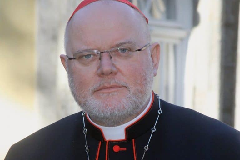 Kard. Marx rzuca wyzwanie Bogu i Kościołowi: „Katechizm nie jest wykuty w kamieniu – można w niego wątpić”