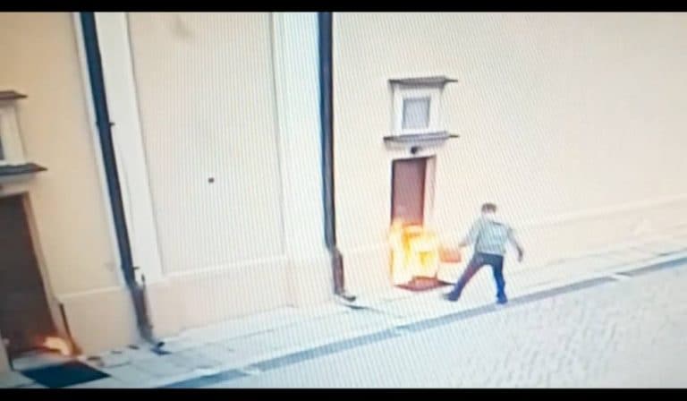 Kampania nienawiści przynosi owoce? – mężczyzna oblał benzyną i podpalił drzwi do kościoła w Opolu Lubelskim