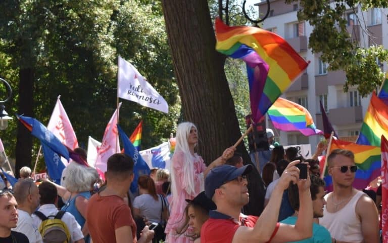 Kto bierze udział w tzw. „paradach równości” i kto to finansuje?