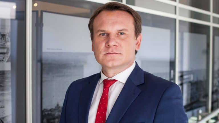 Poseł Dominik Tarczyński zawiadomił Radę Europy o bulwersującym wpisie z przerobionym nazistowskim plakatem opublikowanym przez Grzegorza Furgę