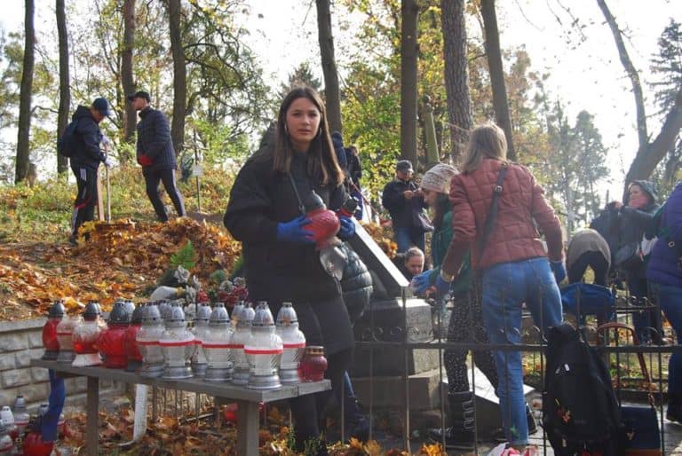 Polacy z Żytomierza uporządkowali polski cmentarz: Sprzątały całe rodziny