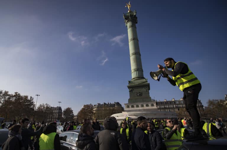 We Francji odbył się olbrzymi protest przeciwko wzrostowi akcyzy na paliwo. Jedna osoba nie żyje, 47 jest rannych