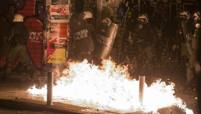 W Atenach i Salonikach setki anarchistów starły się z policją
